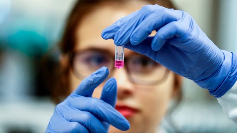 Científicos concluyen que COVID-19 no se originó en laboratorio