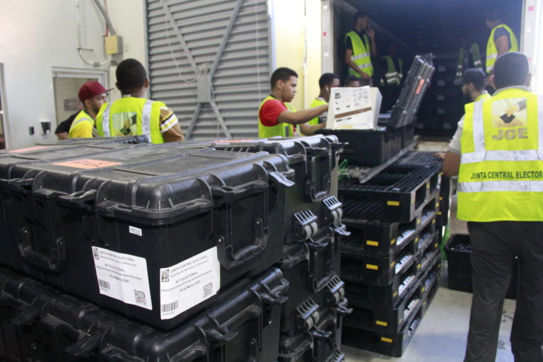 JCE inicia despacho de 1,500 escáneres hacia Juntas Electorales para las elecciones extraordinarias municipales; desmiente que falten boletas en distribución a colegios electorales