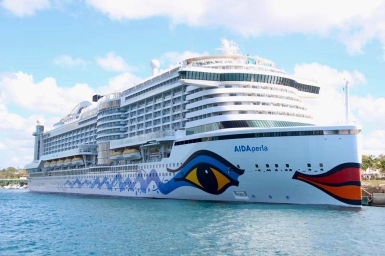 AUTORIDADES ASEGURAN NO HAY CRUCEROS CON CORONAVIRUS EN RD; MILES DE TURISTAS LLEGARON HOY AL PAIS EN DOS CRUCEROS