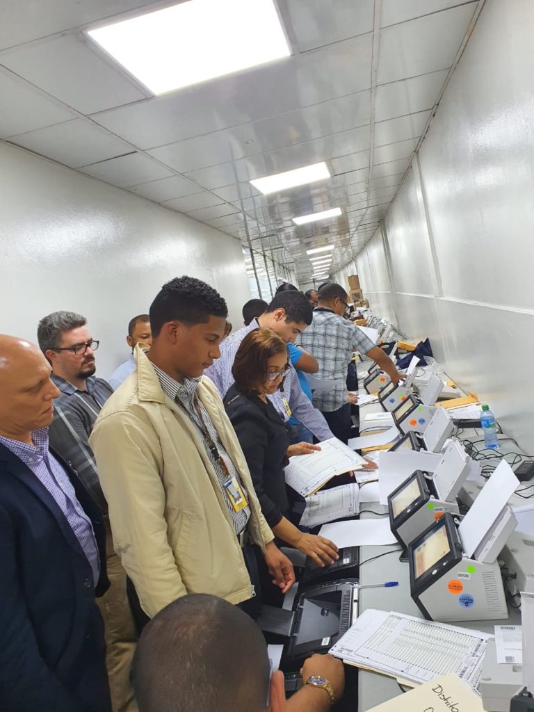 JCE realiza prueba focalizada de escáneres que se utilizarán en elecciones extraordinarias municipales; clonado de escáneres inicia mañana