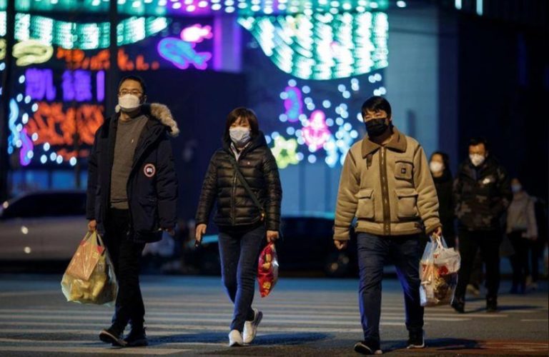 China reanuda actividades productivas y mantiene controles por COVID-19