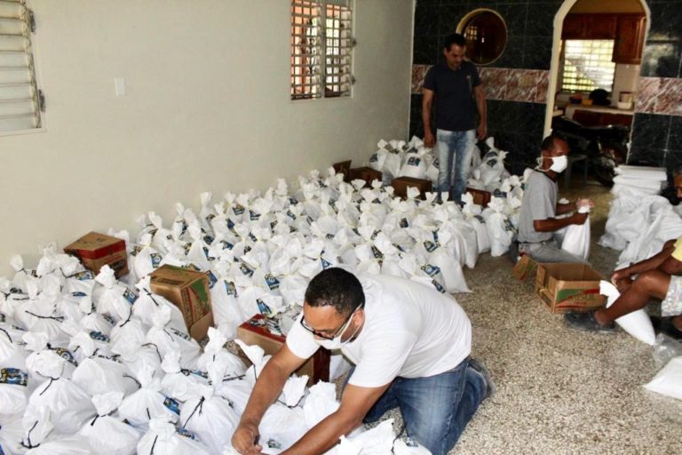 Iván Silva entrega alimentos y medicamentos en La Romana por coronavirus