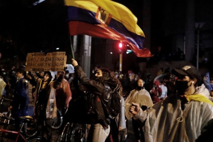 Noche de caos en Colombia con incendio de puestos policiales y cacerolazos