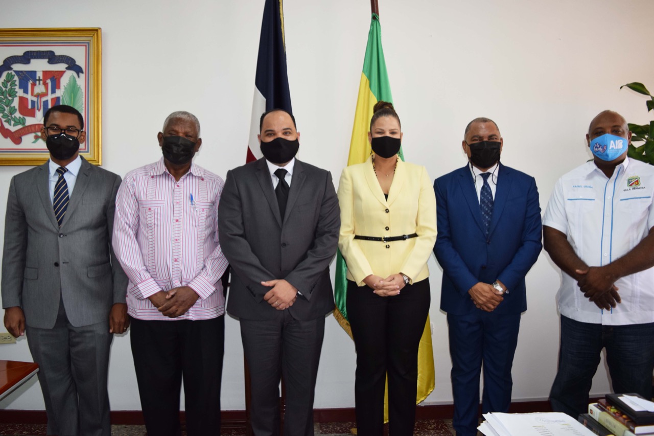 n el centro. El Defensor del Pueblo, doctor Pablo Ulloa, el doctor Manuel María Mercedes, presidente de la CNDH_RD, el director de Prisiones, coronel Roberto Hernández Basilio, la licenciada Patricia Lagombra, directora del Modelo de Gestión Penitenciario, el licenciado Harold Modesto, secretario general del Defensor del Pueblo (extremo izquierda) y el señor Rafael Ureña, vicepresidente de la CNDH (extrema derecha).