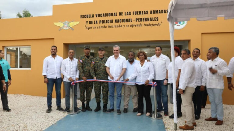 Presidente Abinader inaugura Escuela Vocacional de las FF. AA. y da primer palazo para construcción universidad en Pedernales