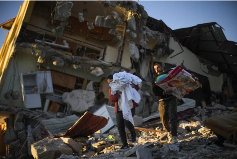 Siguen rescates tras un sismo que deja más de 41.000 muertos