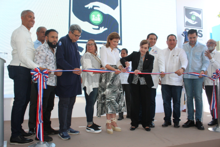 Vicepresidenta inaugura segunda etapa remozamiento Hospital Municipal Dr. Luis Espaillat, de Sabana Iglesia y encabeza entrega de 44 viviendas.