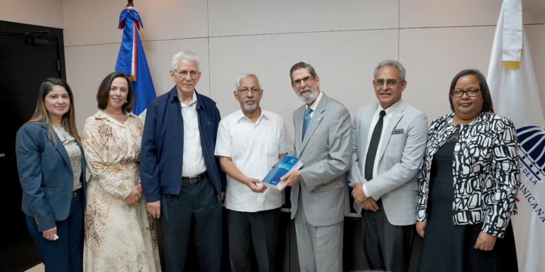 El MINERD recibe donación del Diccionario del Español Dominicano