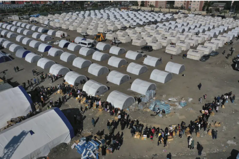Un mes después del sismo, sobrevivientes necesitan refugio