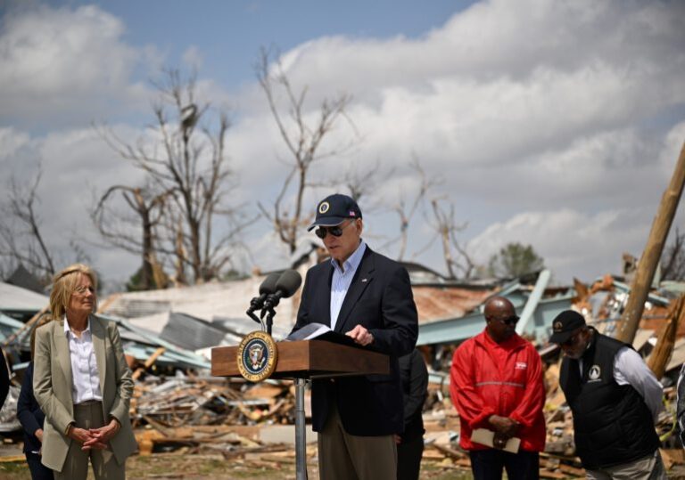 Tormentas y tornados dejan alrededor de 32 muertos en EE.UU