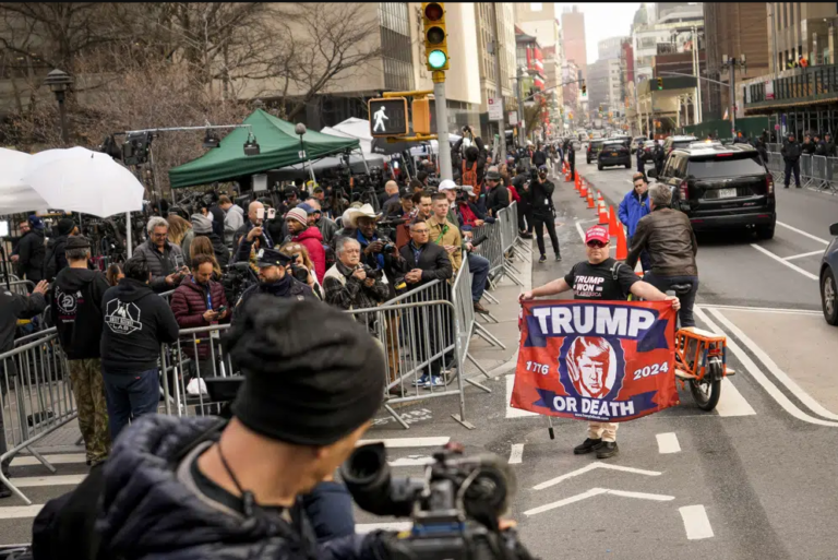 LO ÚLTIMO: Mitin en apoyo a Trump frente a los juzgados