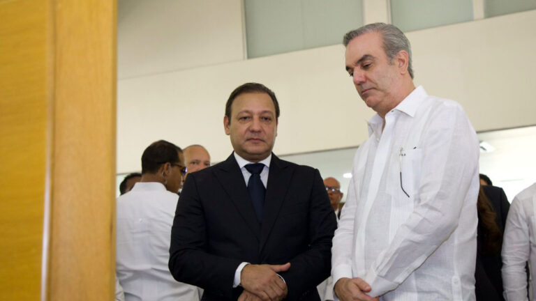 Presidente Abinader se solidariza con Abel Martínez por fallecimiento de su madre