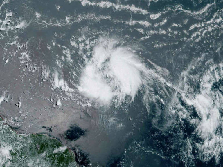 Islas del Caribe oriental se preparan para inundaciones por la tormenta Bret
