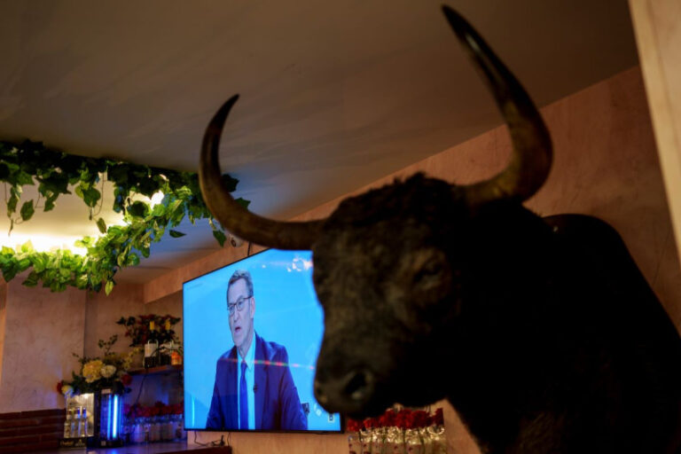 Líder conservador pone a Sánchez a la defensiva en debate