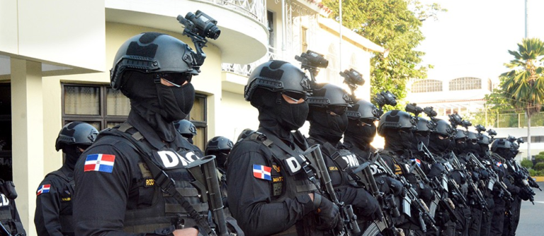 Emiten decreto con reglamento que crea la carrera de agente de la DNCD