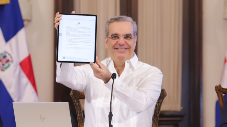 Presidente Luis Abinader firma primer decreto de manera digital