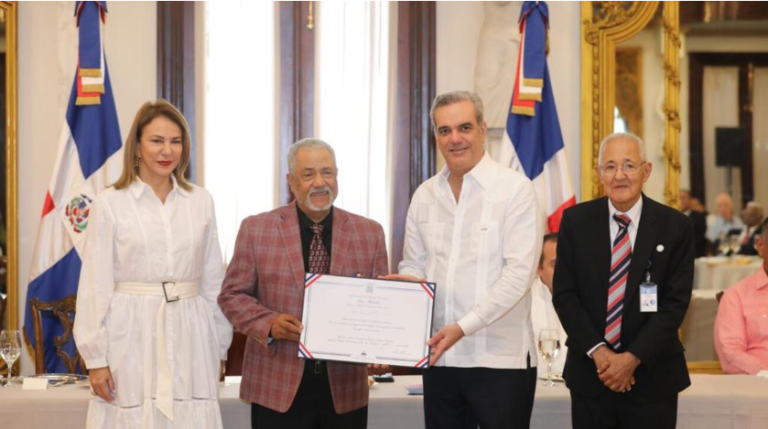 Presidente distingue con la Medalla Presidencial al Mérito Civil a ocho músicos típicos