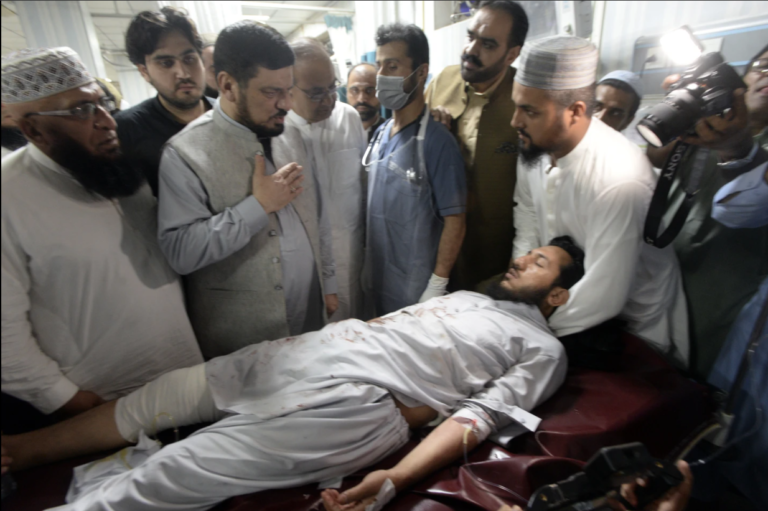 Ataque suicida durante mitin político en Pakistán deja 44 muertos y casi 200 heridos