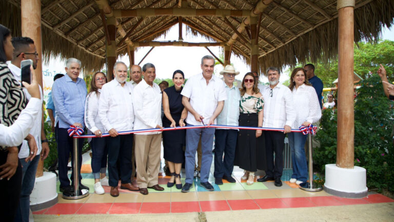 Presidente Abinader inauguró 11 obras y entregó 64 apartamentos en Bonao, La Vega y Santiago este fin de semana
