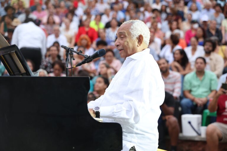 Banco Popular, ADN y Mazda llevan alegría a residentes de Las Praderas a ritmo del piano de Rafael Solano
