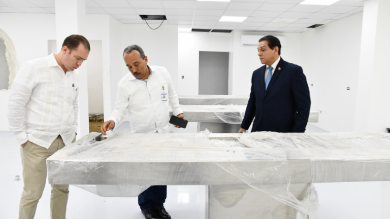 Ministro de Salud supervisa remodelación de Patología Forense; pide agilizar los trabajos para que estén listos en septiembre próximo