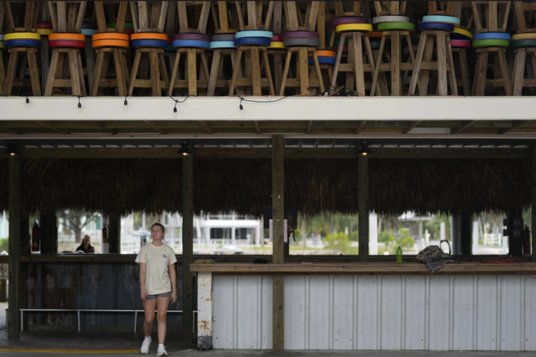 Idalia llega a costa oeste de Florida como huracán de categoría 3