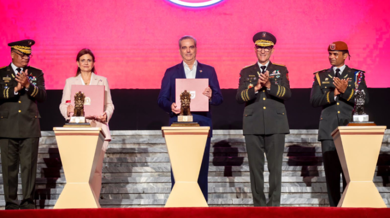 Presidente Abinader y vicepresidenta Peña encabezan acto 76 aniversario del Primer Regimiento Dominicano Guardia Presidencial