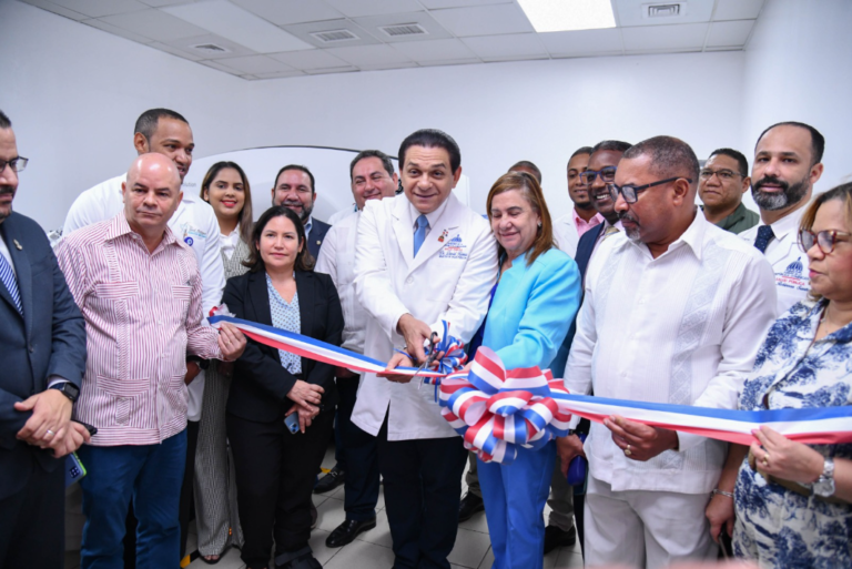 Autoridades de Salud entregan tomógrafo al Hospital Traumatológico Juan Bosch en La Vega