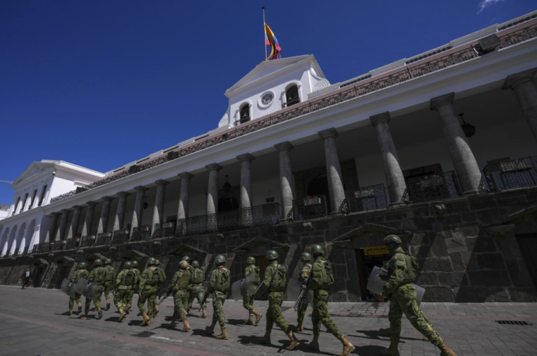 Ecuador arresta a 6 colombianos por asesinato de candidato mientras la violencia pesa en el país