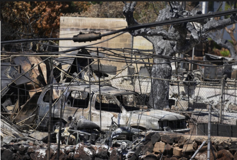 Hawai llora a los muertos en los graves incendios mientras las autoridades advierten de más víctimas