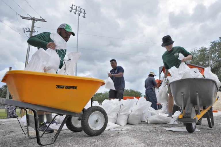 Idalia se convierte en huracán y amenaza Florida con peligrosas marejadas