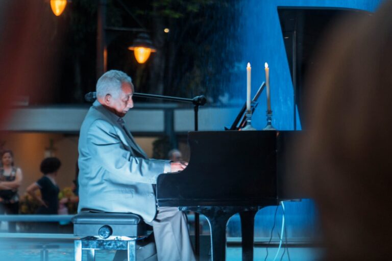 Rafael Solano a ritmo de Piano en el parque de Las Praderas