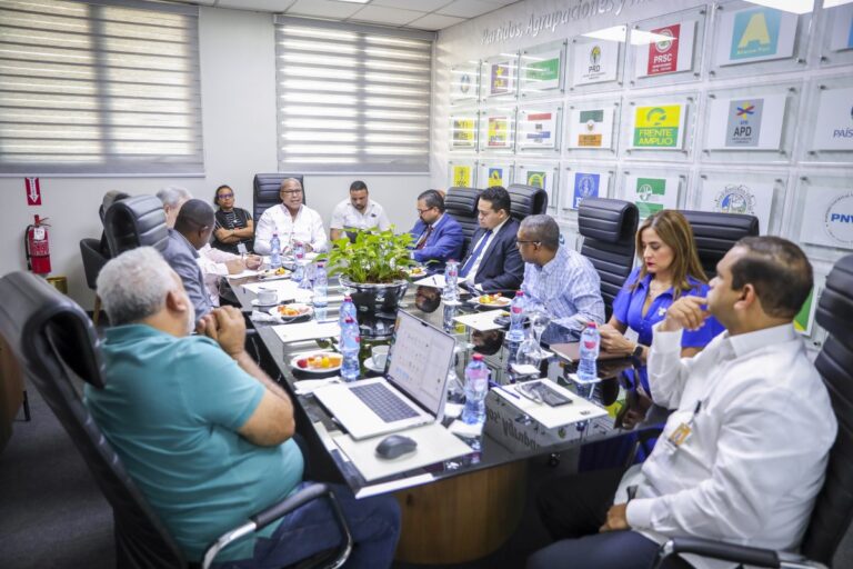 JCE entregó calendario al PRM para celebración de sus primarias