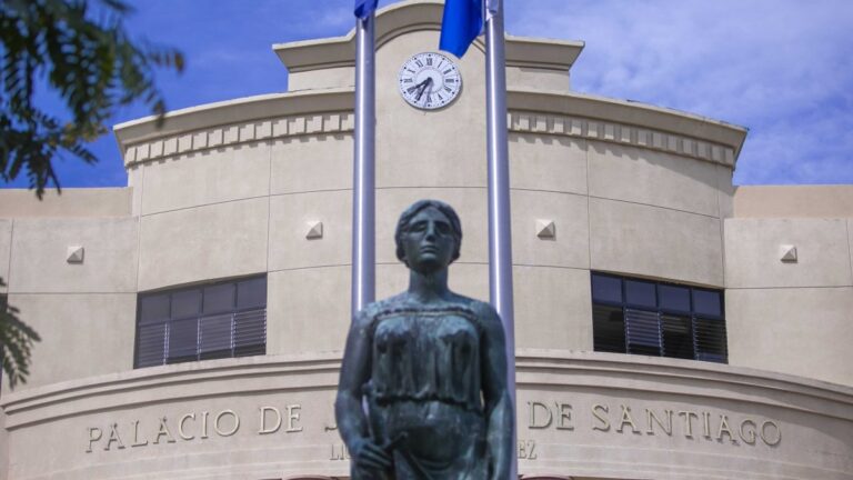 Fiscalía de Santiago solicita prisión preventiva contra mujer que se hizo pasar por abogada para estafar a decenas de personas  