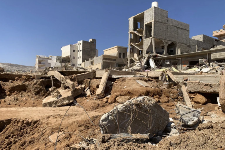 Cierran ciudad libia para buscar a los 10.100 desaparecidos tras las inundaciones