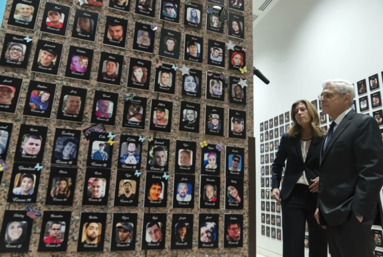 Familiares de víctimas del fentanilo piden a la DEA hacer más