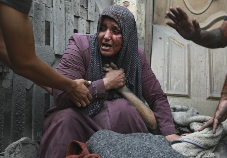 Israel bombardea Gaza; permite el paso de 2 convoyes de ayuda