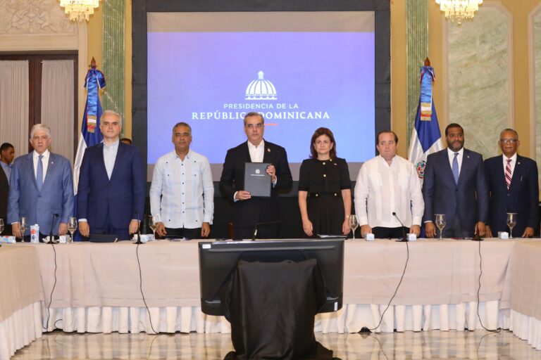 Presidente Abinader firma pacto de Nación por Crisis haitiana