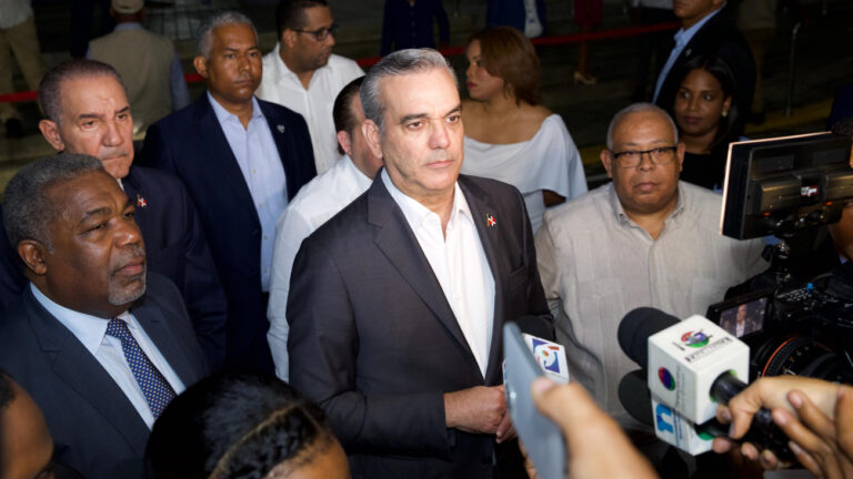 Presidente Abinader afirma que nadie en su sano juicio puede pensar que se va a privatizar la Maternidad de Los Mina