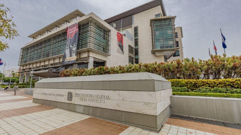 Privados de libertad reciben asistencia médica durante operativo en centro de corrección de La Romana