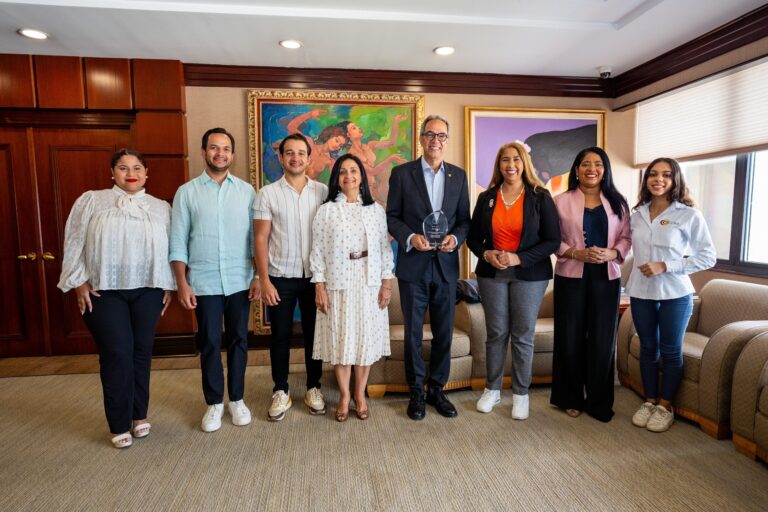 PUCMM reconoce a José Mármol por aportes a la comunicación y reputación corporativas