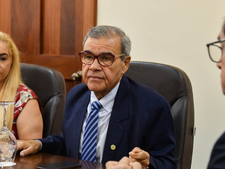 Senén Caba exhorta a médicos y directivos del CMD apoyar a las autoridades de salud para prevenir enfermedades