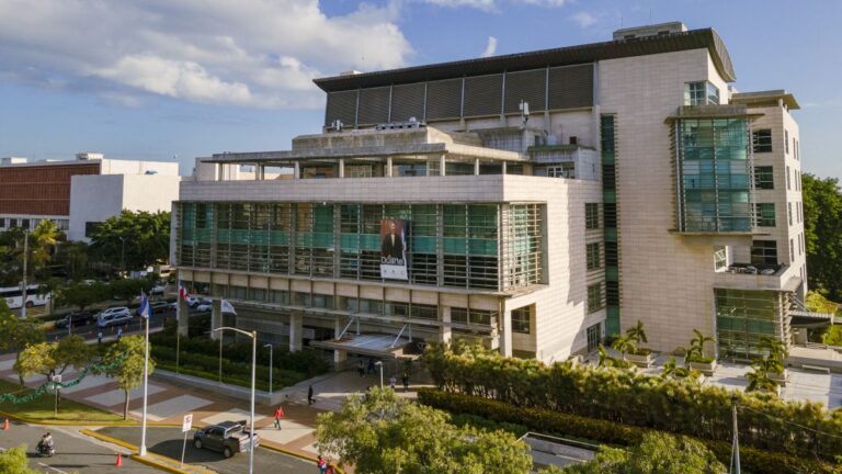 MP traslada a la cárcel preventiva del Palacio de Justicia en Ciudad Nueva a la imputada por accidente en que falleció Julio César de la Rosa Peralta