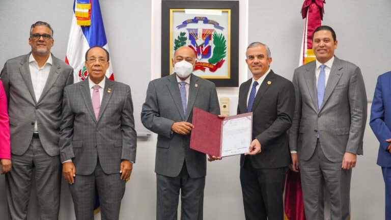 Inespre entrega al Tribunal Constitucional el título de propiedad del edificio