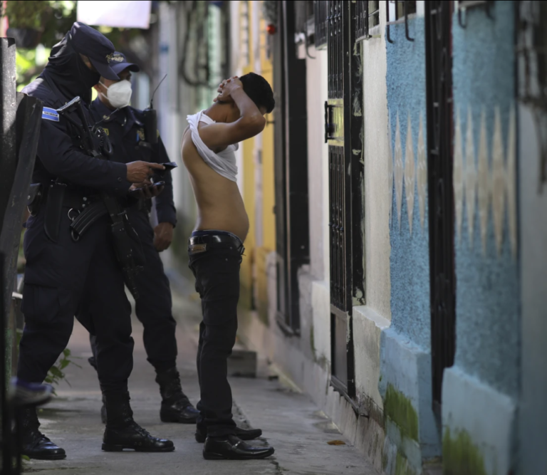 Cómo fue estar preso en El Salvador: “Se subían encima de él como que si era un resorte”