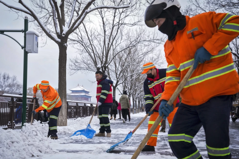 La nieve cubre el norte de China, corta carreteras y suspende clases y trenes