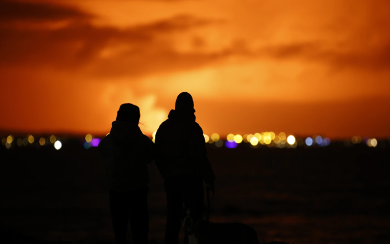 Volcán hace erupción en Islandia semanas después de que miles de personas fueran evacuadas