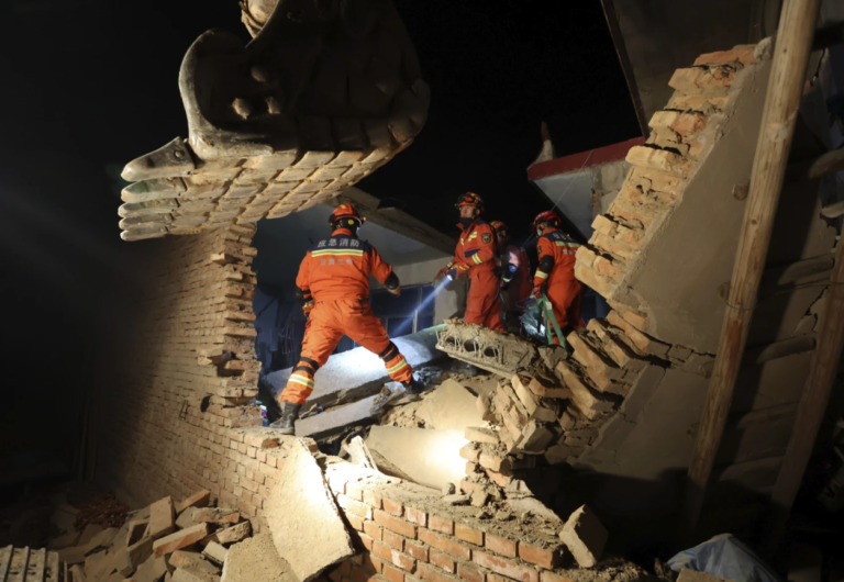 Al menos 118 muertos en un sismo en China, el más letal en el país en una década