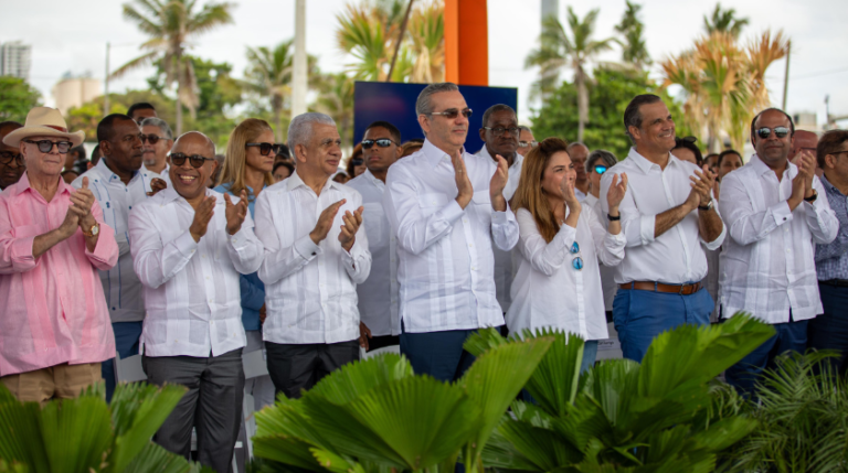Presidente Abinader inaugura el Paseo Marítimo Malecón junto con la alcaldesa del Distrito Nacional y el administrador del Banco de Reservas