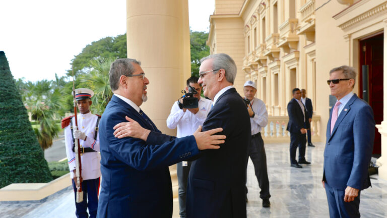 Presidente Abinader recibe en el Palacio Nacional al presidente electo de Guatemala, Bernardo Arévalo